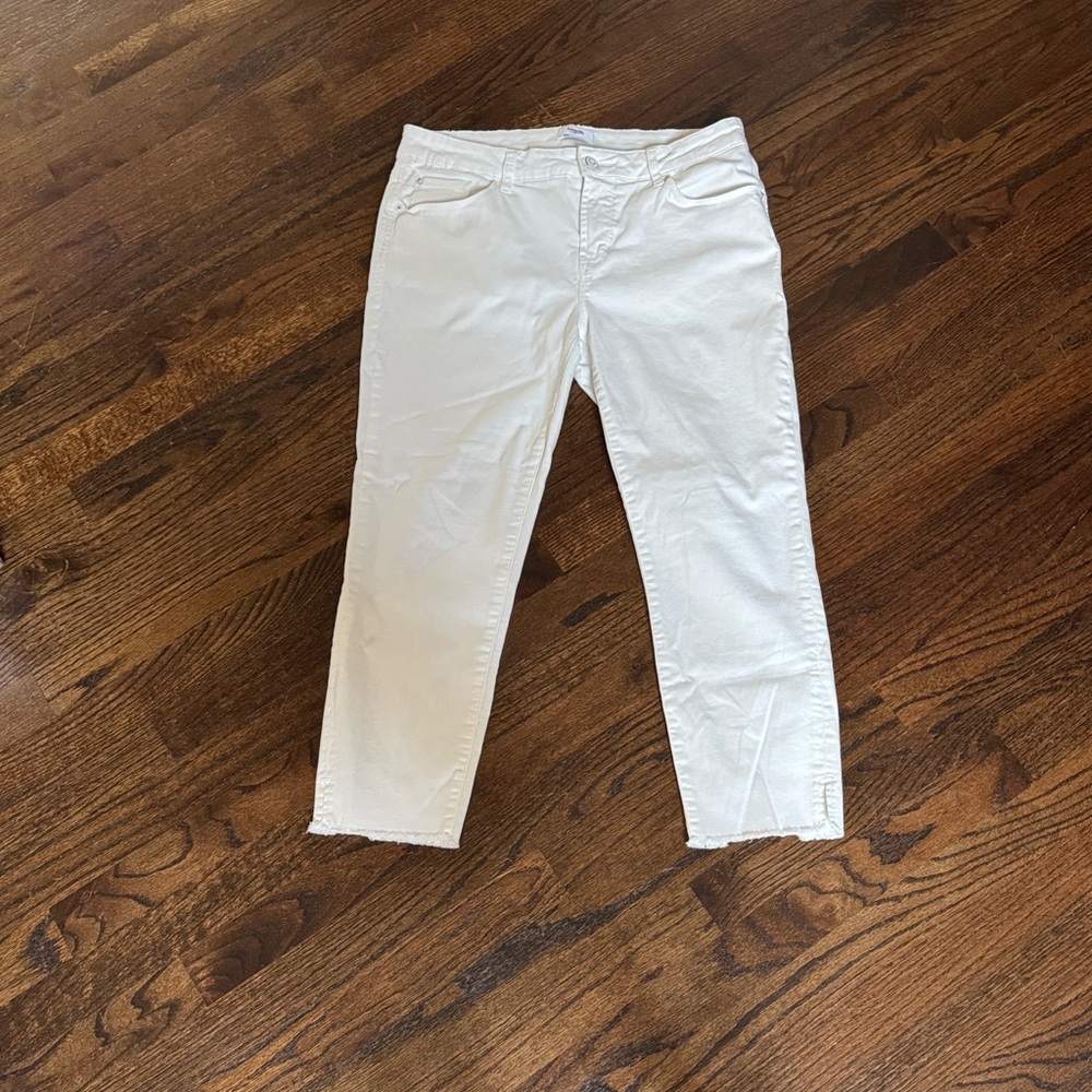 Kensie Women’s white high rise cropped Jeans with raw hemline . Size 12/31.